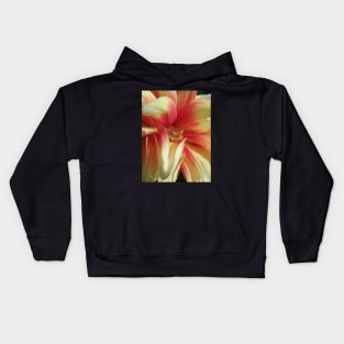 Tree frog in a Dahlia - Gift for garden lover or gift for nature lover. Kids Hoodie